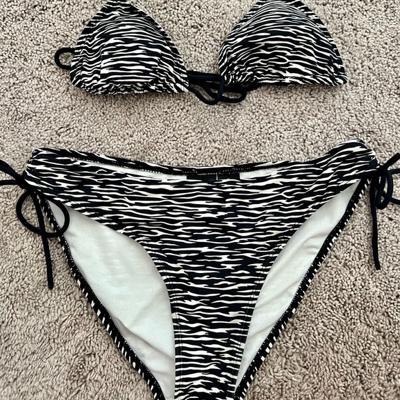 Zebra string bikini - Picture 1 of 3